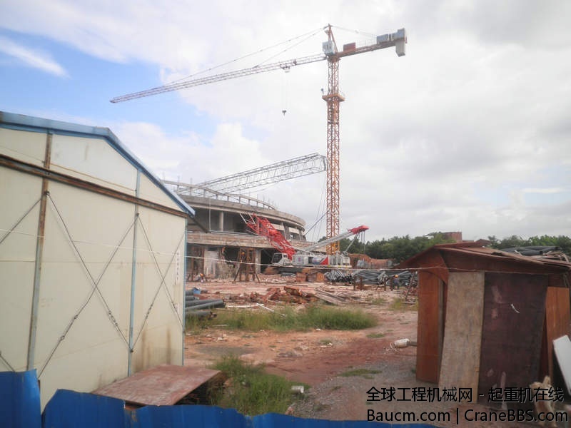 广西钦州体育馆施工项目中，中联200吨履带吊发生主臂断裂的重大安全事故，造成两死七伤 (3).JPG