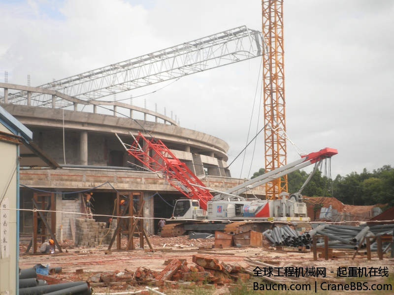 广西钦州体育馆施工项目中，中联200吨履带吊发生主臂断裂的重大安全事故，造成两死七伤 (4).JPG
