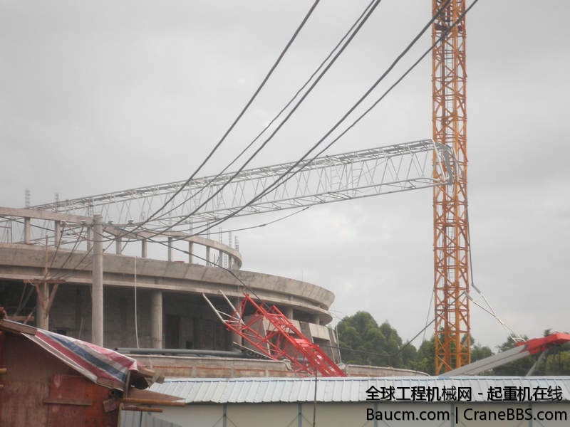 广西钦州体育馆施工项目中，中联200吨履带吊发生主臂断裂的重大安全事故，造成两死七伤 (5).JPG