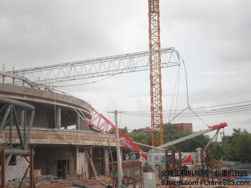 广西钦州体育馆施工项目中，中联200吨履带吊发生主臂断裂的重大安全事故，造成两死七伤 (6).JPG