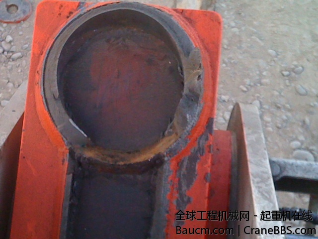 是1000吨的臂根断口；看锈迹是出事后人为弄上去的吗？如不是，此处有裂纹！.jpg