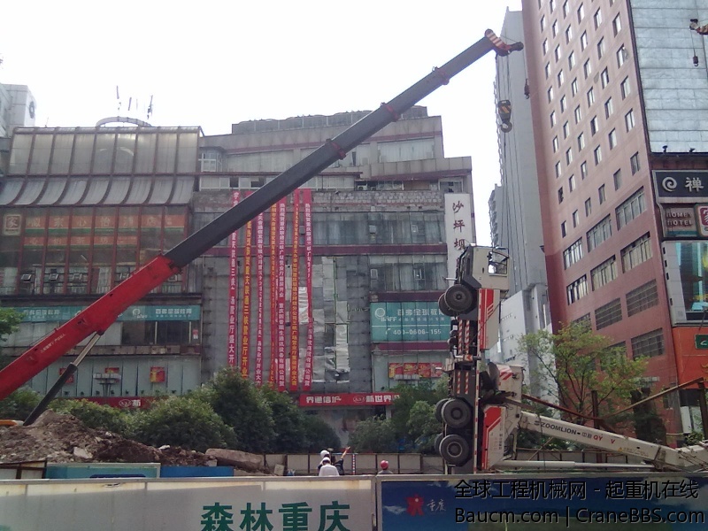 中联吊车倒了，三一吊车来帮忙。讽刺啊。。。。.jpg