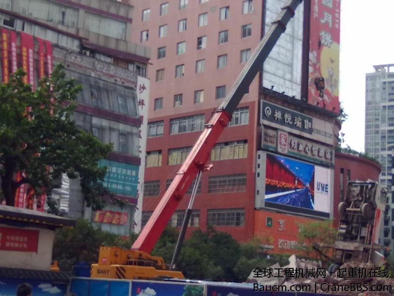 中联吊车倒了，三一吊车来帮忙。讽刺啊。。。。3.jpg
