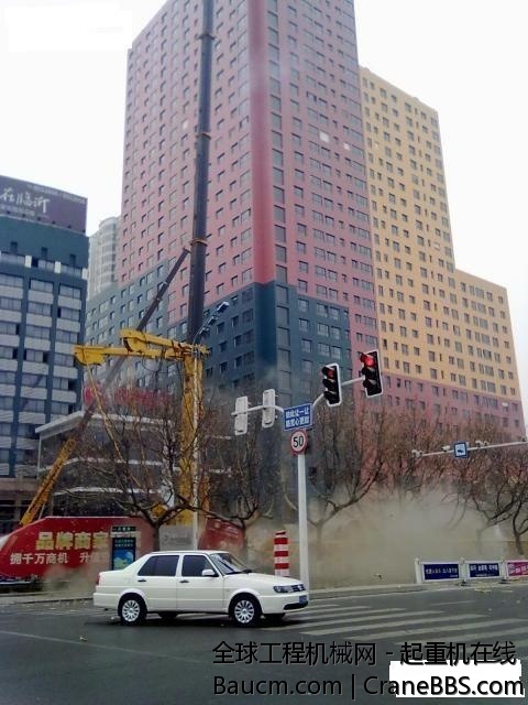 2011年1月5号下午，在山东临沂金四路沂蒙路交汇处，徐工400T吊车在安装超起后未吊装任.jpg