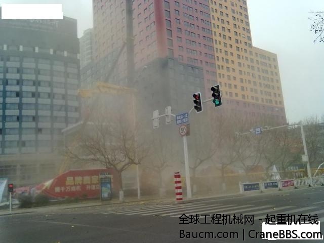 2011年1月5号下午，在山东临沂金四路沂蒙路交汇处，徐工400T吊车在安装超起后未吊装任.jpg
