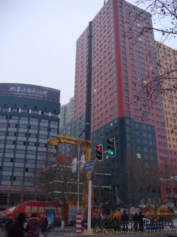 2011年1月5号下午，在山东临沂金四路沂蒙路交汇处，徐工400T吊车在安装超起后未吊装任.jpg