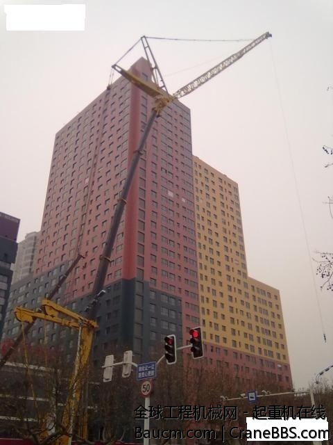 2011年1月5号下午，在山东临沂金四路沂蒙路交汇处，徐工400T吊车在安装超起后未吊装任.jpg