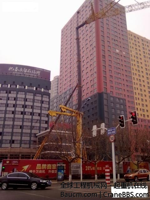 2011年1月5号下午，在山东临沂金四路沂蒙路交汇处，徐工400T吊车在安装超起后未吊装任.jpg