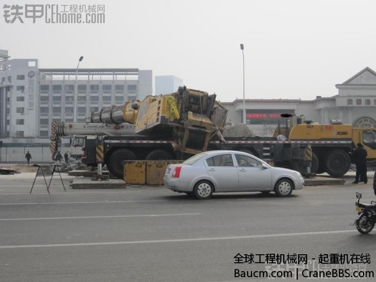 吊装的过程中，黄色大吊车尾部一块重80吨的配重板焊接处突然断裂，起重臂砸在小吊车上4.jpg