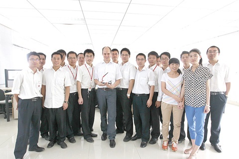 安迪与他的研发团队.jpg