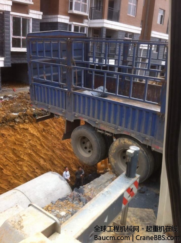 吊不到上面有高压线所以让车子倒悬空