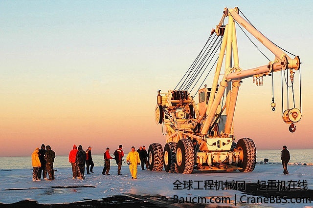 640px-US_Navy_060106-N-5946V-020_Crew_members_move_a_emergency_heavy_lift_crane_.jpg
