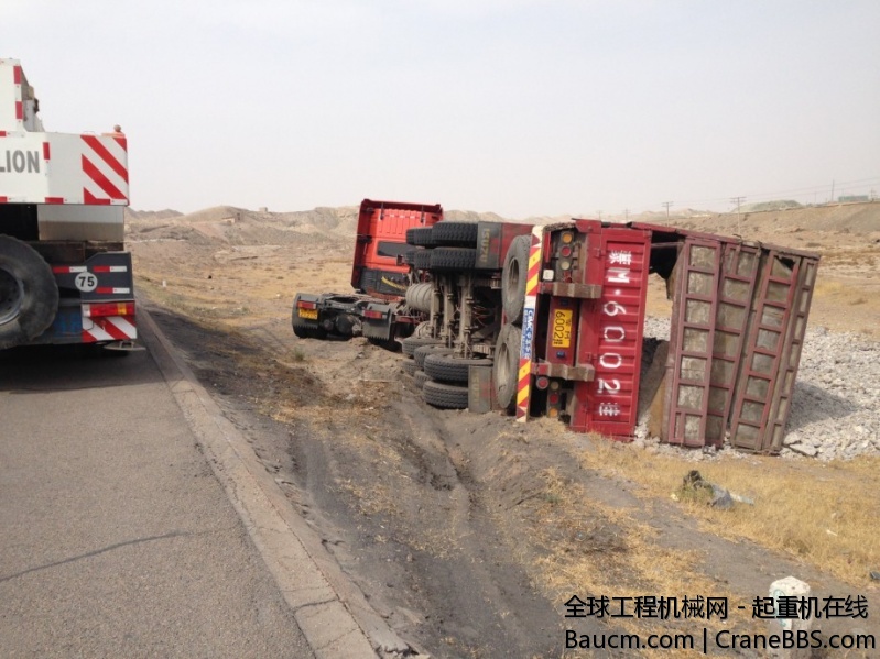 司机打盹开下路了。