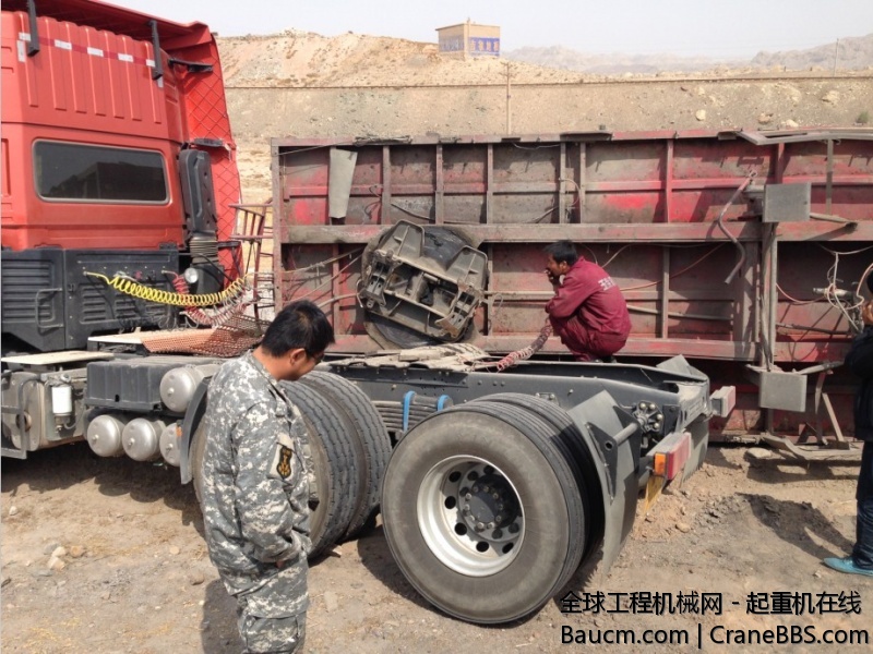 托盘断裂，驾驶室完好无损。