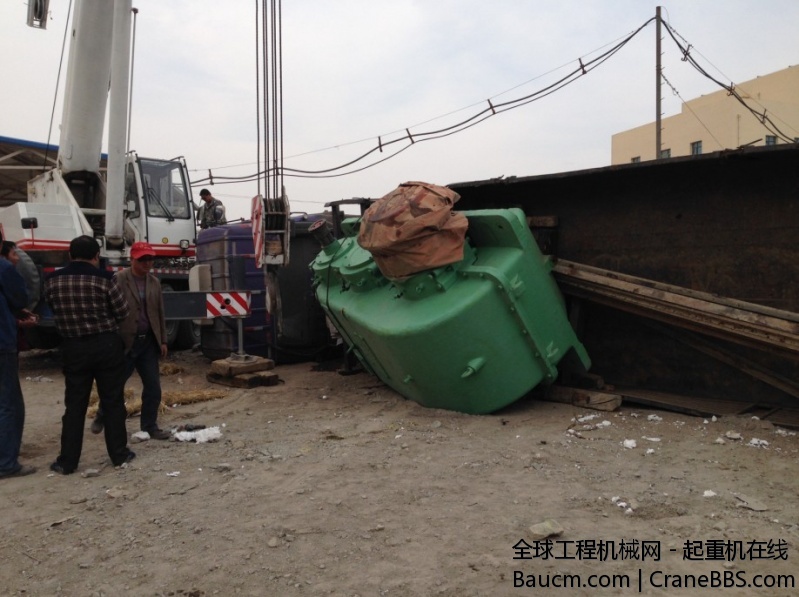 25吨重的变速箱，早上亲自装的车，下午就翻了，连现场都没出。。囧啊~~