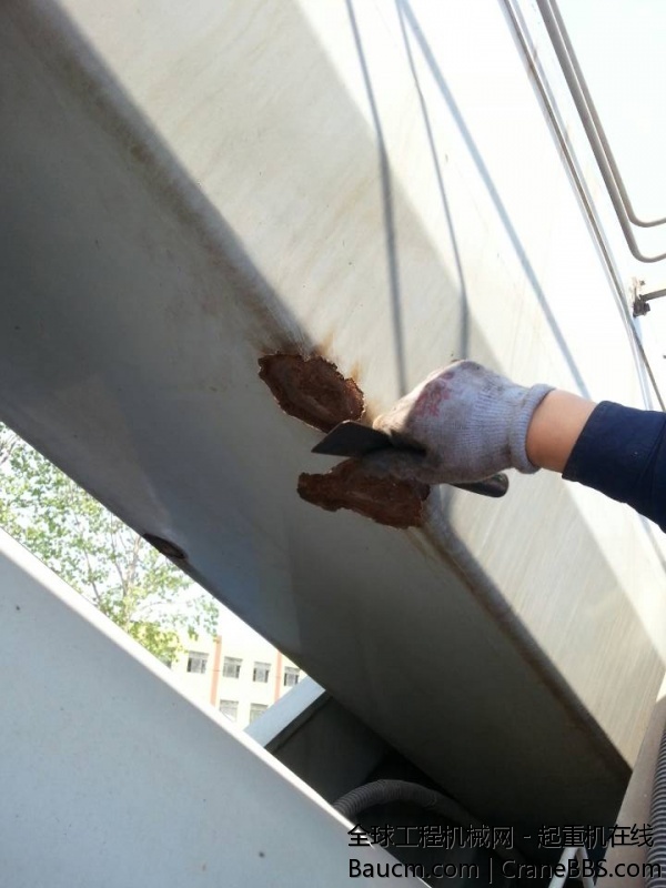 大臂上有的漆爆了