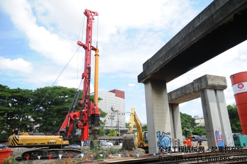 三一一台旋挖钻和一台履带吊在泰国曼谷市中心的轻轨线上进行施工.jpg