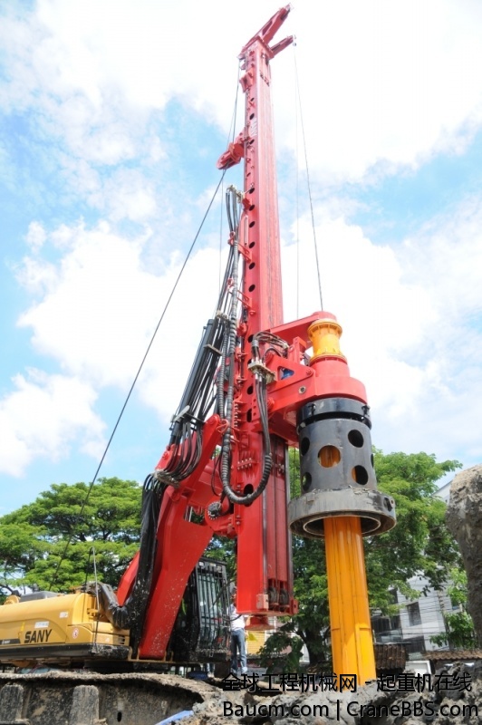 三一一台旋挖钻和一台履带吊在泰国曼谷市中心的轻轨线上进行施工1.jpg