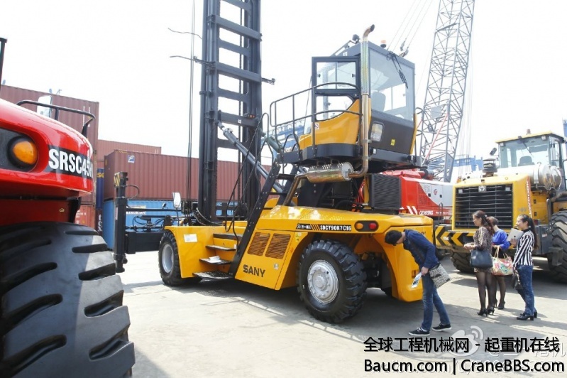 三一SRSC45H8集装箱正面吊运起重机同样被选为此次全国绿色低碳港口示范技术交流会，这.jpg