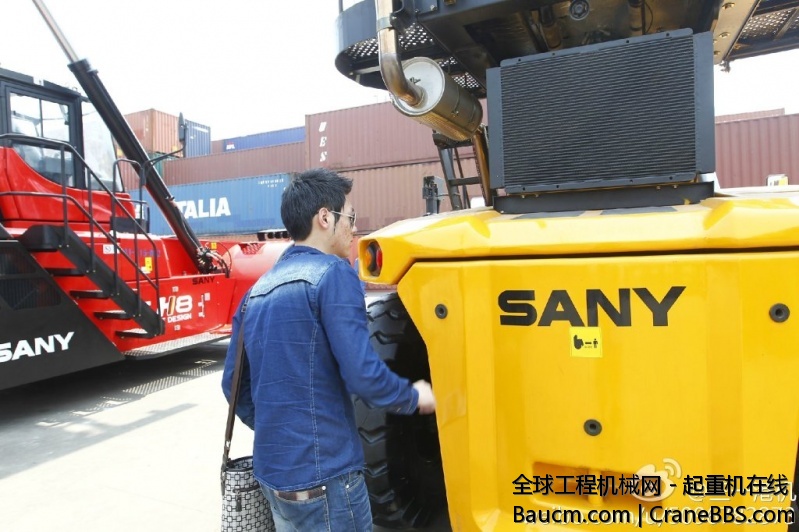 三一SRSC45H8集装箱正面吊运起重机同样被选为此次全国绿色低碳港口示范技术交流会，这.jpg