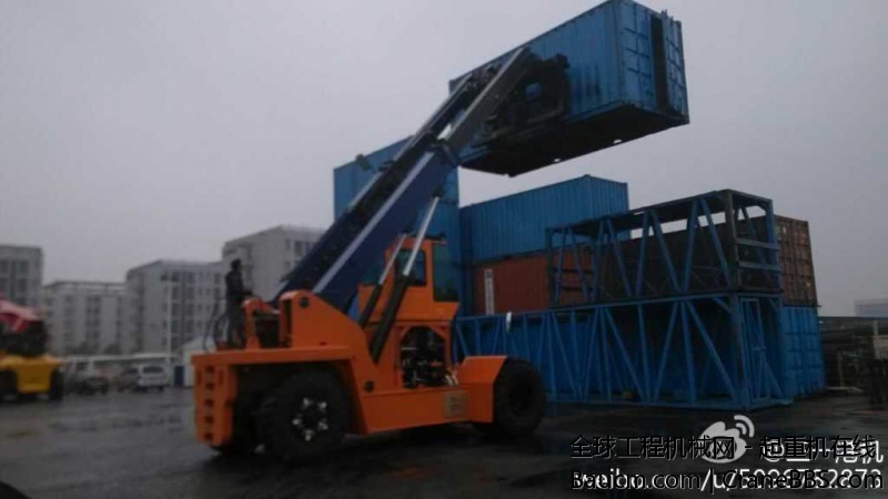 《三一港机造国内首台32吨伸缩臂叉车完成试车》 据连云港港新闻网报道（通讯员 王建伟.jpg