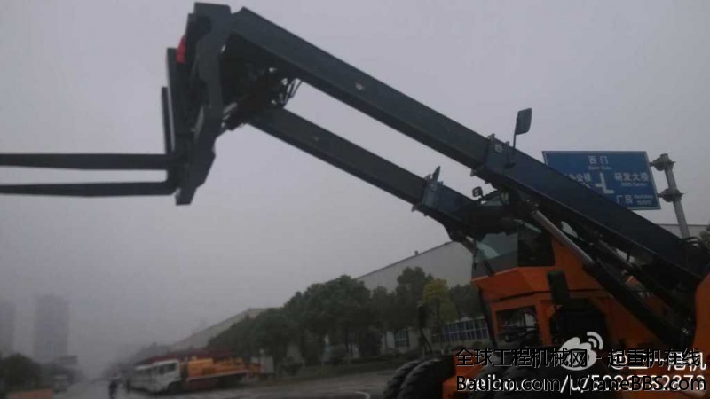 《三一港机造国内首台32吨伸缩臂叉车完成试车》 据连云港港新闻网报道（通讯员 王建伟.jpg