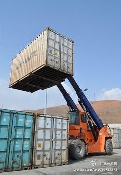 《三一港机造国内首台32吨伸缩臂叉车完成试车》 据连云港港新闻网报道（通讯员 王建伟.jpg