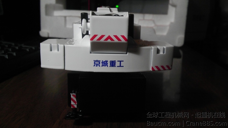 臀部特写，京城重工，帝都来的就是不一样，中央配重块是整体，不能直接卸载，估计要像徐工200吨那样拧螺丝  ...