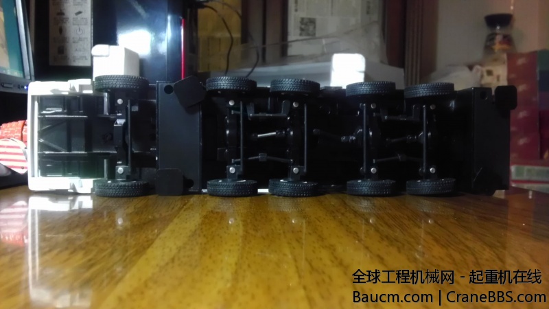 底盘看一下，连杆都是塑料的，而且这个左右联动设计很奇怪，搞这么复杂一点都不好用，细节不多。