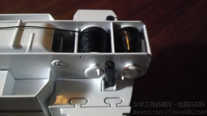 卷扬机特写，有2组，可惜没有延伸杆，第2组卷扬机有何用？小手柄摇摇很玩具，而且很松，怎么吊重物。