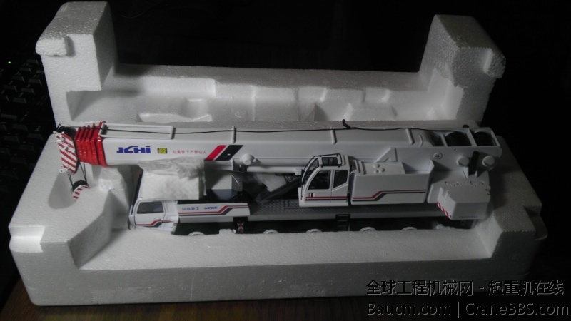 拆包，拿掉透明塑料罩和上层泡沫，吊车整体以白色为主，主臂头红色强化圈很耀眼。