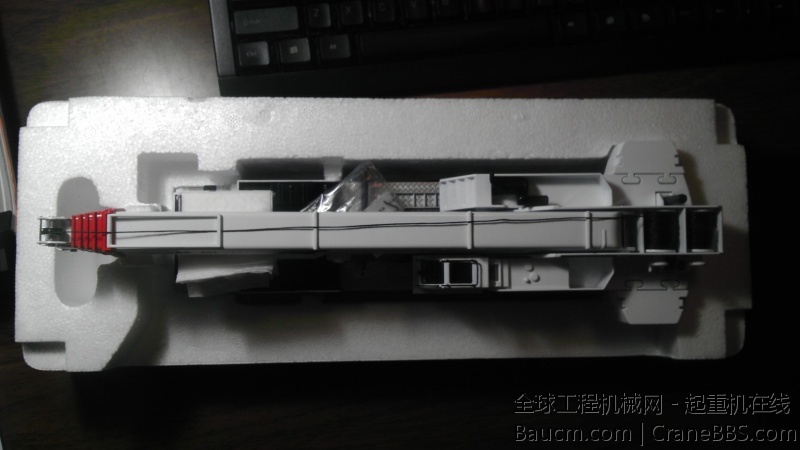 俯视，两侧梯形追加配重块是直接安装在车身上的，不是另外单独存放，和徐工200吨不一样。