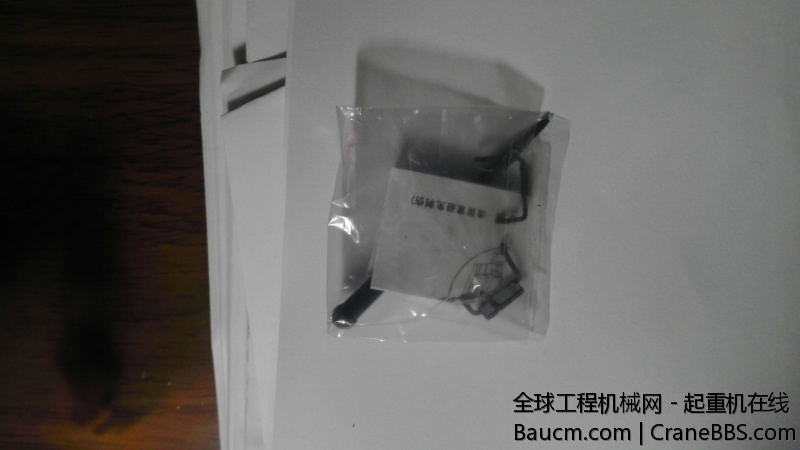 零件包，一张小说明，一根尖头塑料棒，反光镜一对，小灯2个。