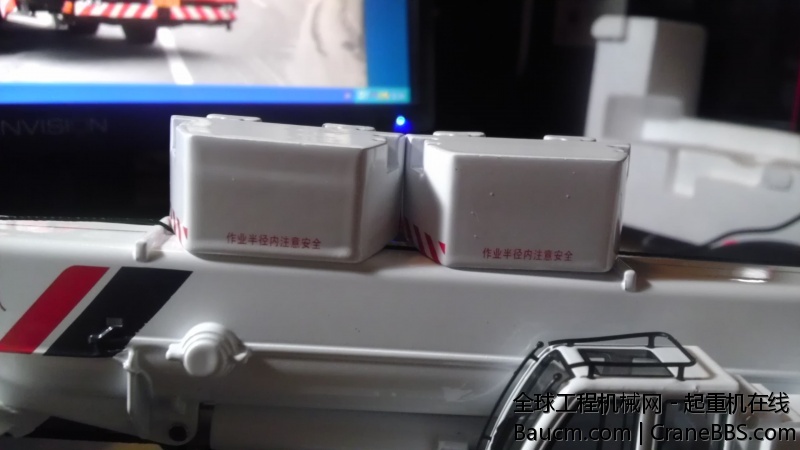 梯形追加配重块特写，字体很小，不过很生动逼真，是这台一大亮点。