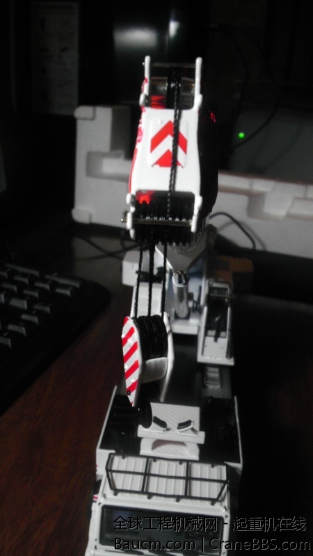 钩头出厂已经穿线完成，塑料滑轮没徐工200铜质好，但是比徐工单滑轮厚道，这个吨位要3滑轮。