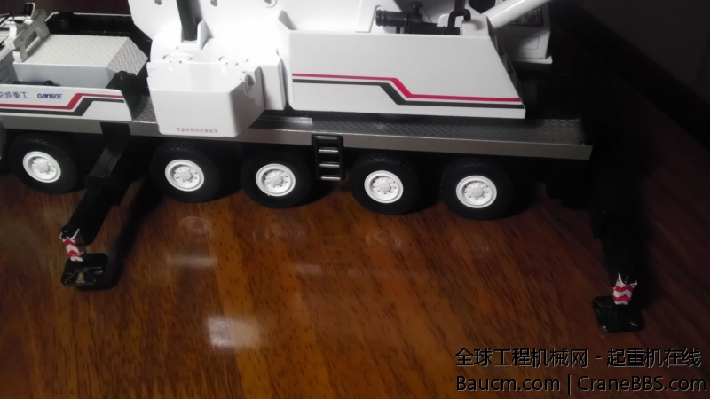 支撑腿2节全塑料，前后不一样长？最大问题，比徐工200上翘还要厉害很多，这要垫多少块板？