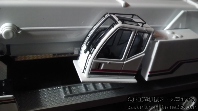 操控室特写，上扬角度有限，细节一般。