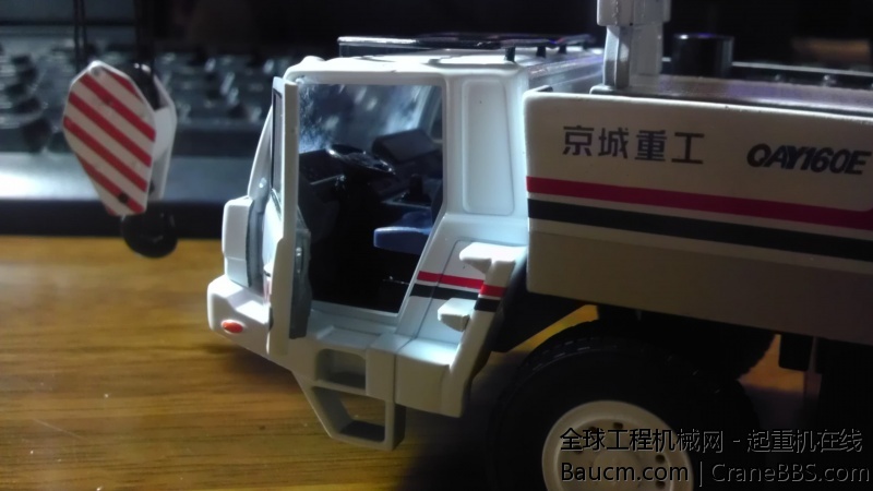 最大亮点，左侧驾驶室门可以较大角度开，要借助配件包里的尖头塑料棒，内部细节还行，可惜右侧不能开。