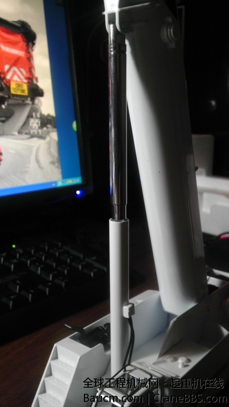 油缸较松，有管线和管线接头，算不错的了，拉出来一看真奇怪，不知道里面是什么设计了，大臂角度小了点。