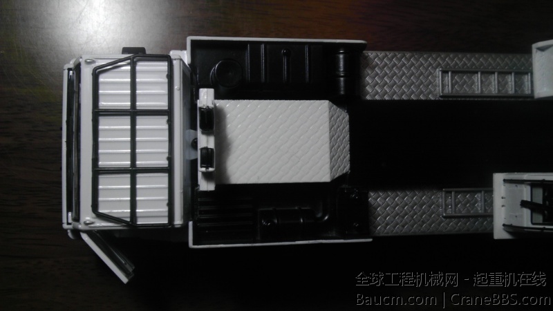 车头后部上方细节，主臂托架还是有点气势的，塑料件多了点，中部梯子有表现。