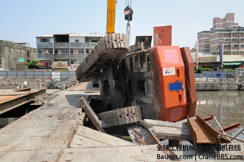 因為構台塌陷而翻覆的主角