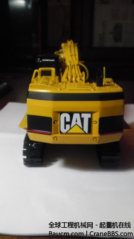 敦实的PP，大号CAT，比起320来是大很多。