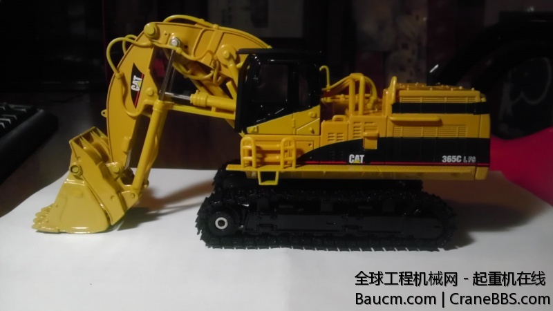 侧面全景，应该放个人偶在旁边可以直观对比大小。