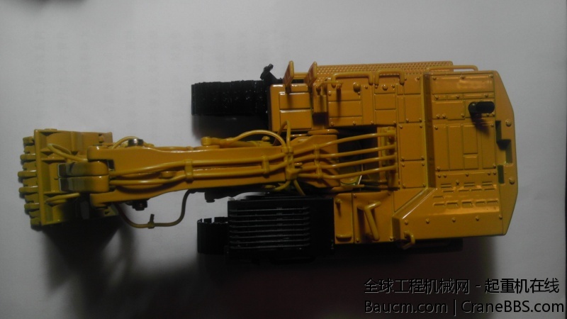 俯视，细节的确不多，至少有排气管。