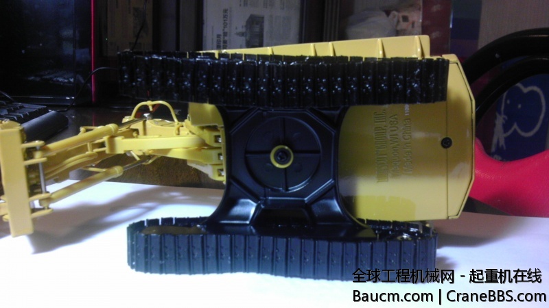 底盘特写，很简单，螺丝都看到了，晕。