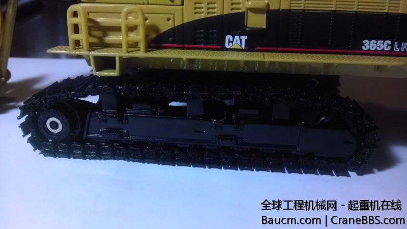 履带特写，金属的到底质感不同。