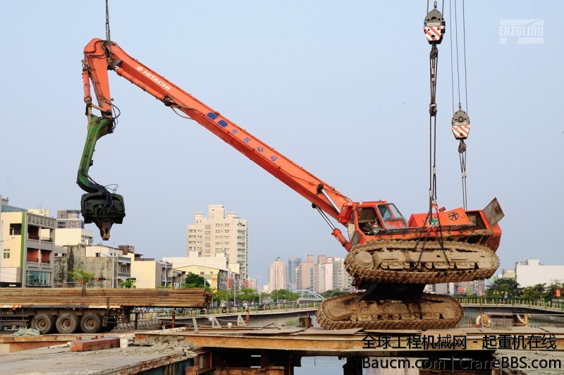 倒楣的打樁機終於被翻正了