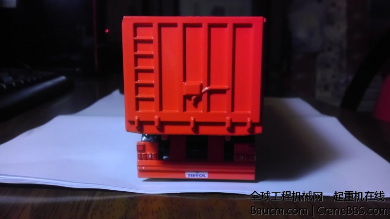 屁股特写，挡板也是金属的，很有分量。