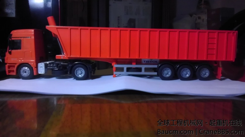 侧面全景，长吧，可惜是2*3轴，后3轴单胎皮。