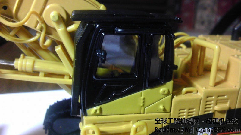 驾驶室特写，一般般，亮点是有保护栅格。